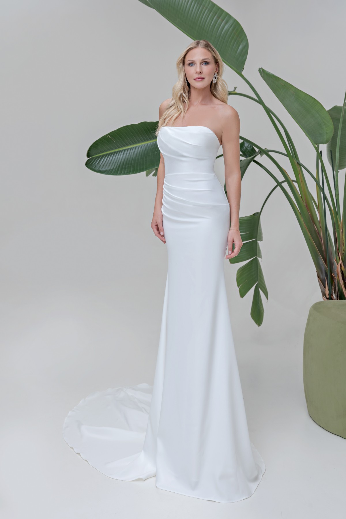 Model in einem Fit n Flare, eng anliegenden Hochzeitskleid, erhältlich bei Zauberbraut in Zürich