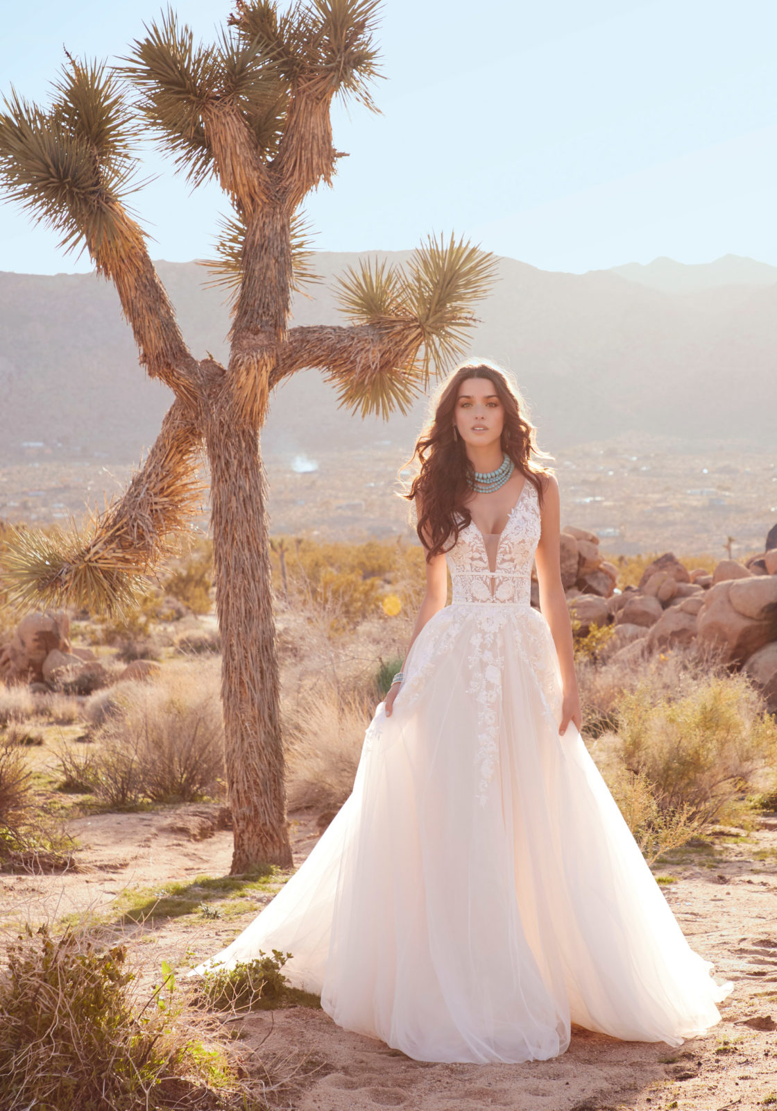 Model in einer Wüste mit einem Princess Hochzeitskleid von Zauberbraut, Brautmode in Zürich