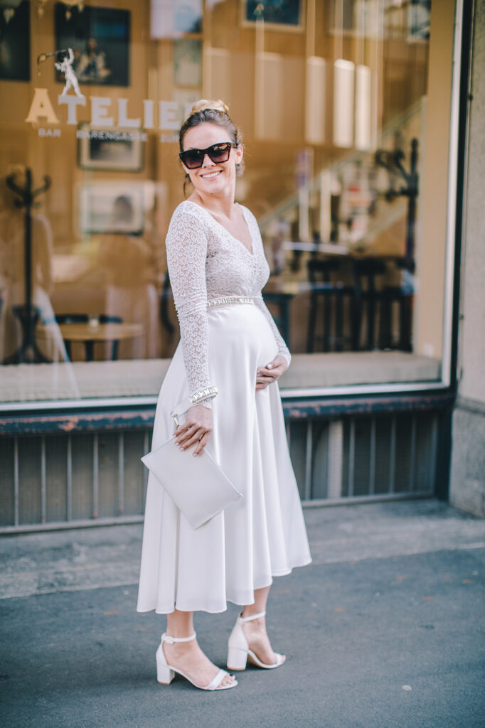 Schwangere Braut in einem Kleid von piqyourdress, erhältlich bei Zauberbraut Zürich