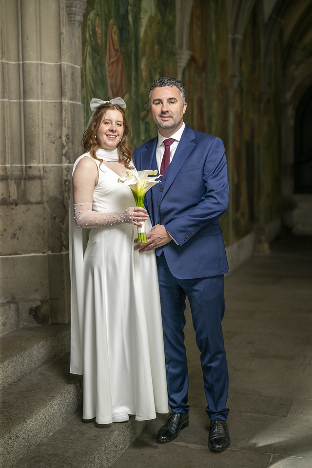 Echte Braut im Standesamt mit ihrem Partner in einem Kleid von Zauberbraut