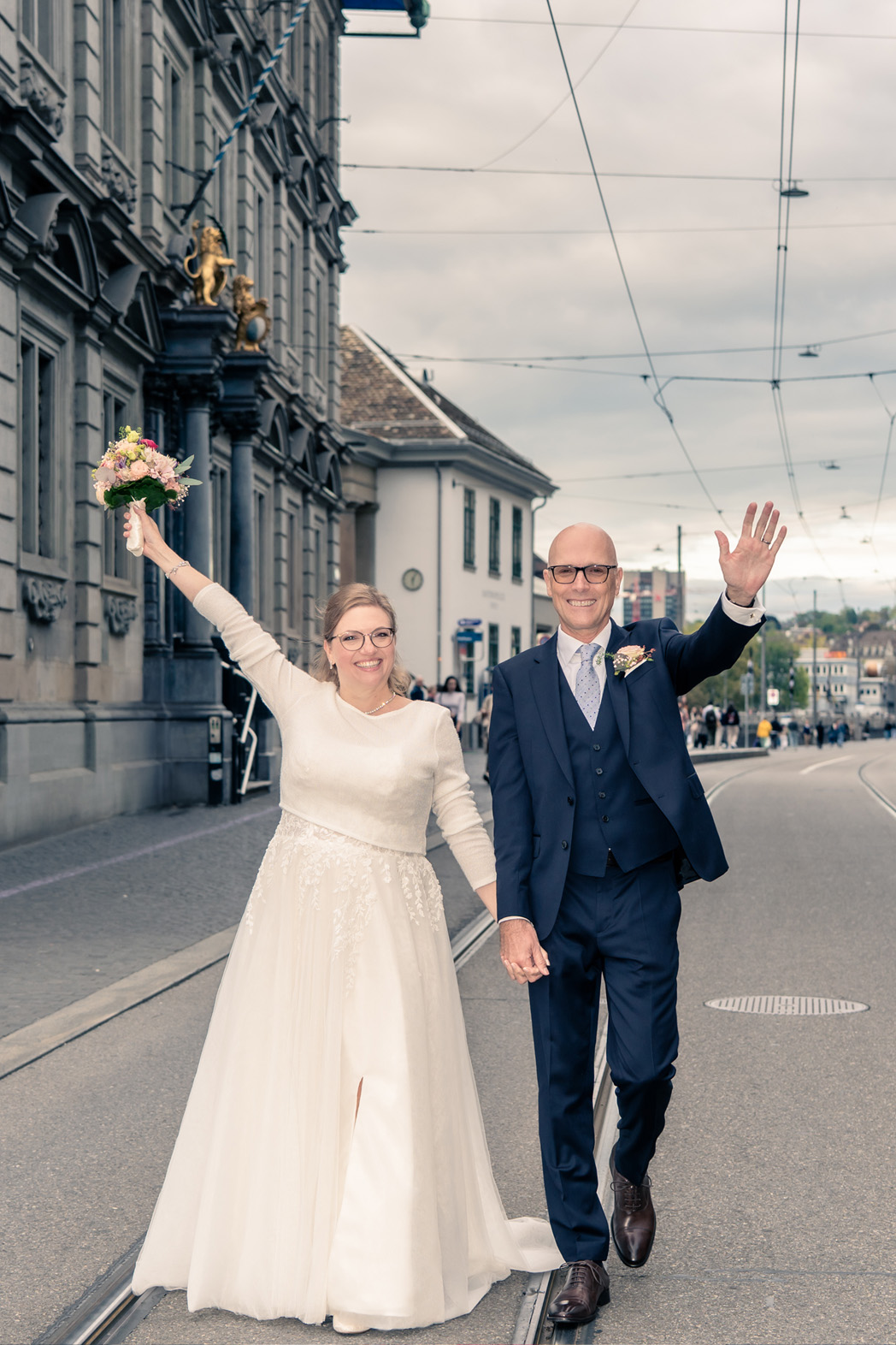 Foto von Hochzeitspaar in Zürich mit Braut in Hochzeitskleid von Zauberbraut