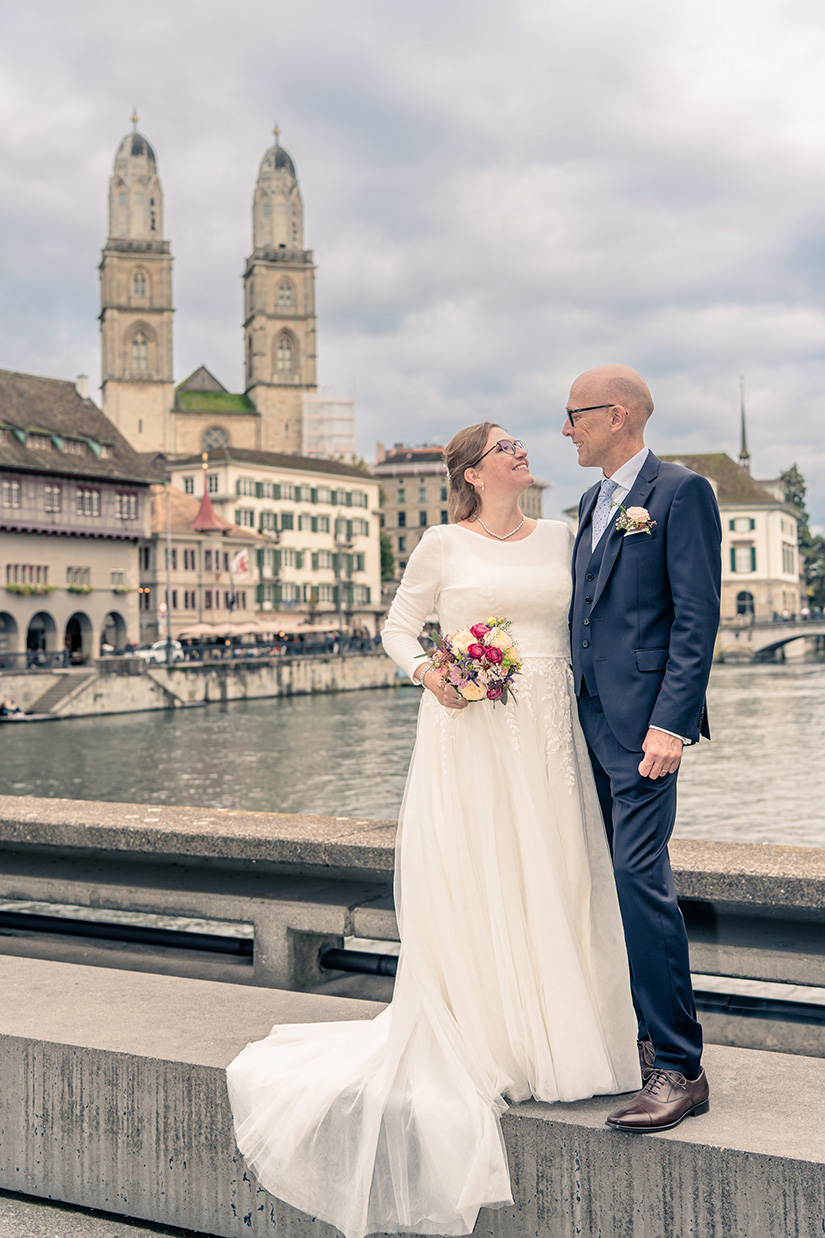Foto von Hochzeitspaar in Zürich mit Braut in Hochzeitskleid von Zauberbraut