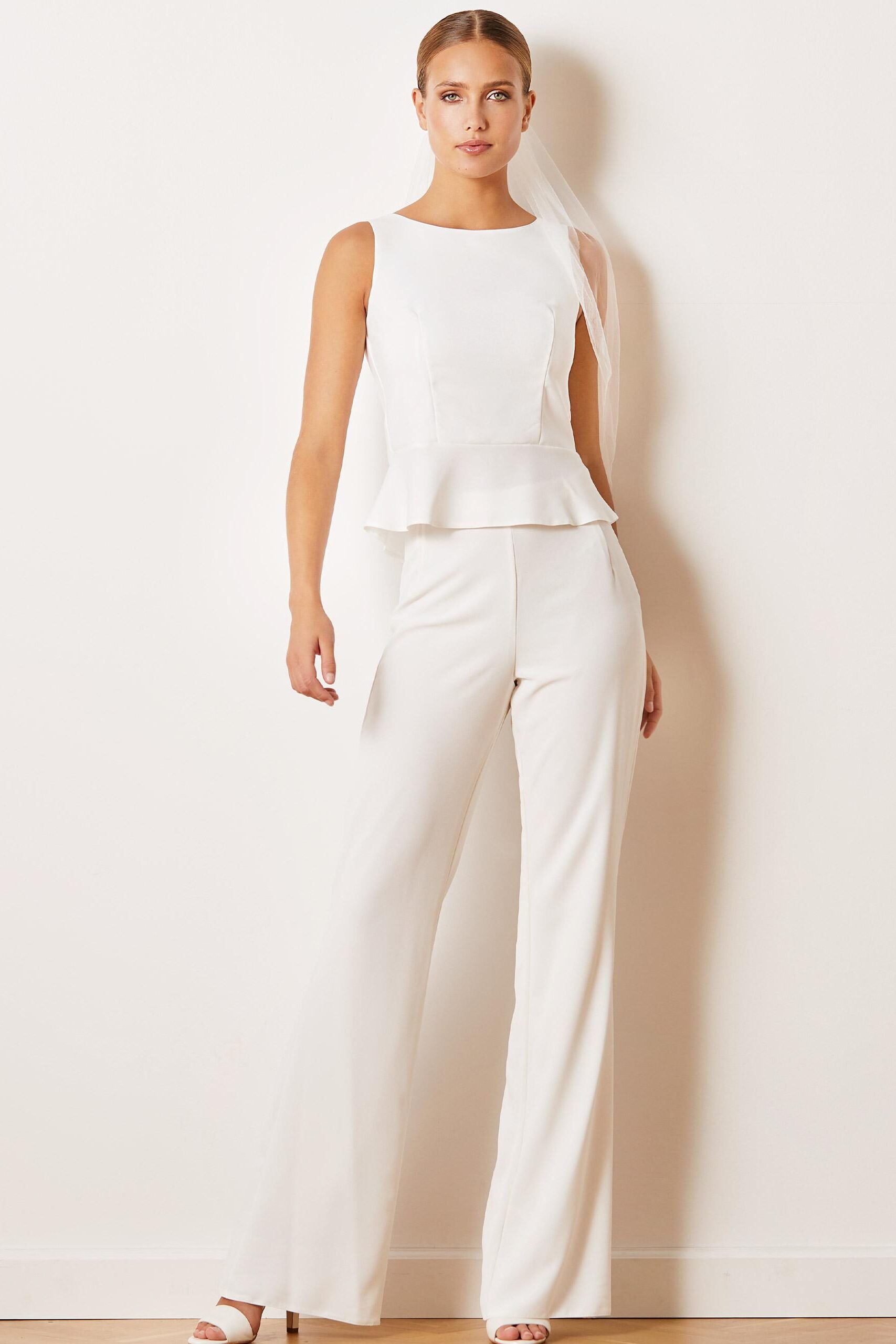 Model in Brautmode fürs Ziviles Hochzeit.