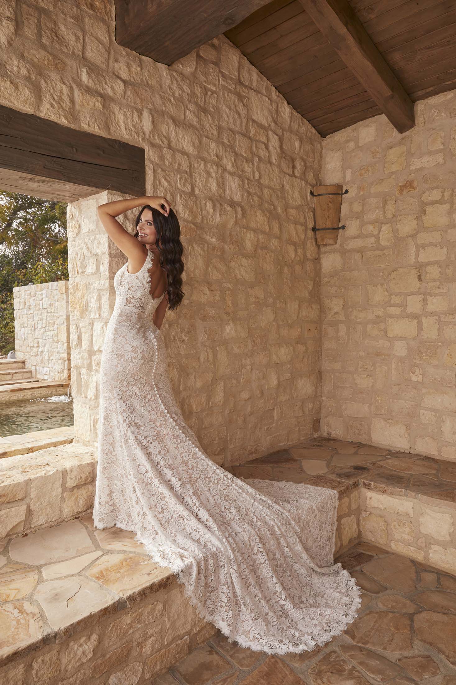 Eng anliegendes Hochzeitskleid mit Schleppe aus edler Spitze und V Ausschnitt, erhältlich bei Zauberbraut in Zürich