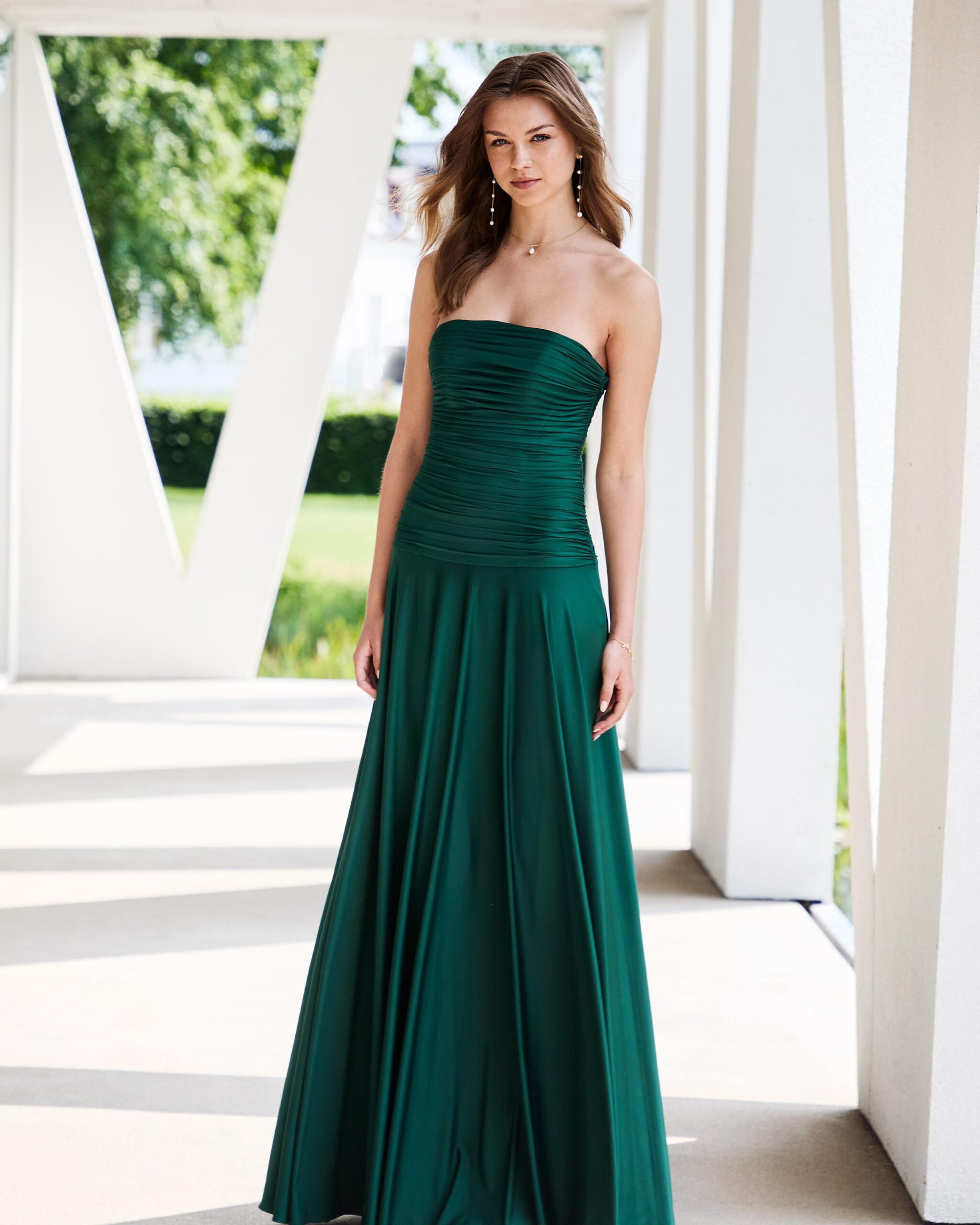 Grünes trägerloses Kleid für Hochzeitsgäste.