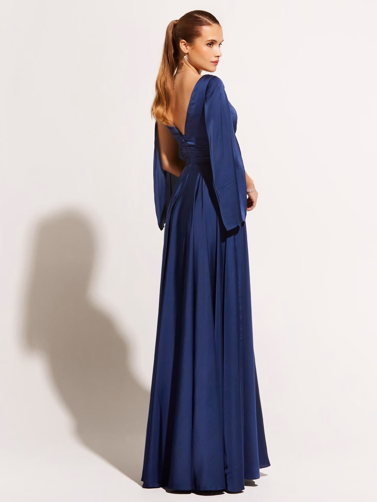 Elegantes dunkelblaues Kleid für Hochzeitsgäste.