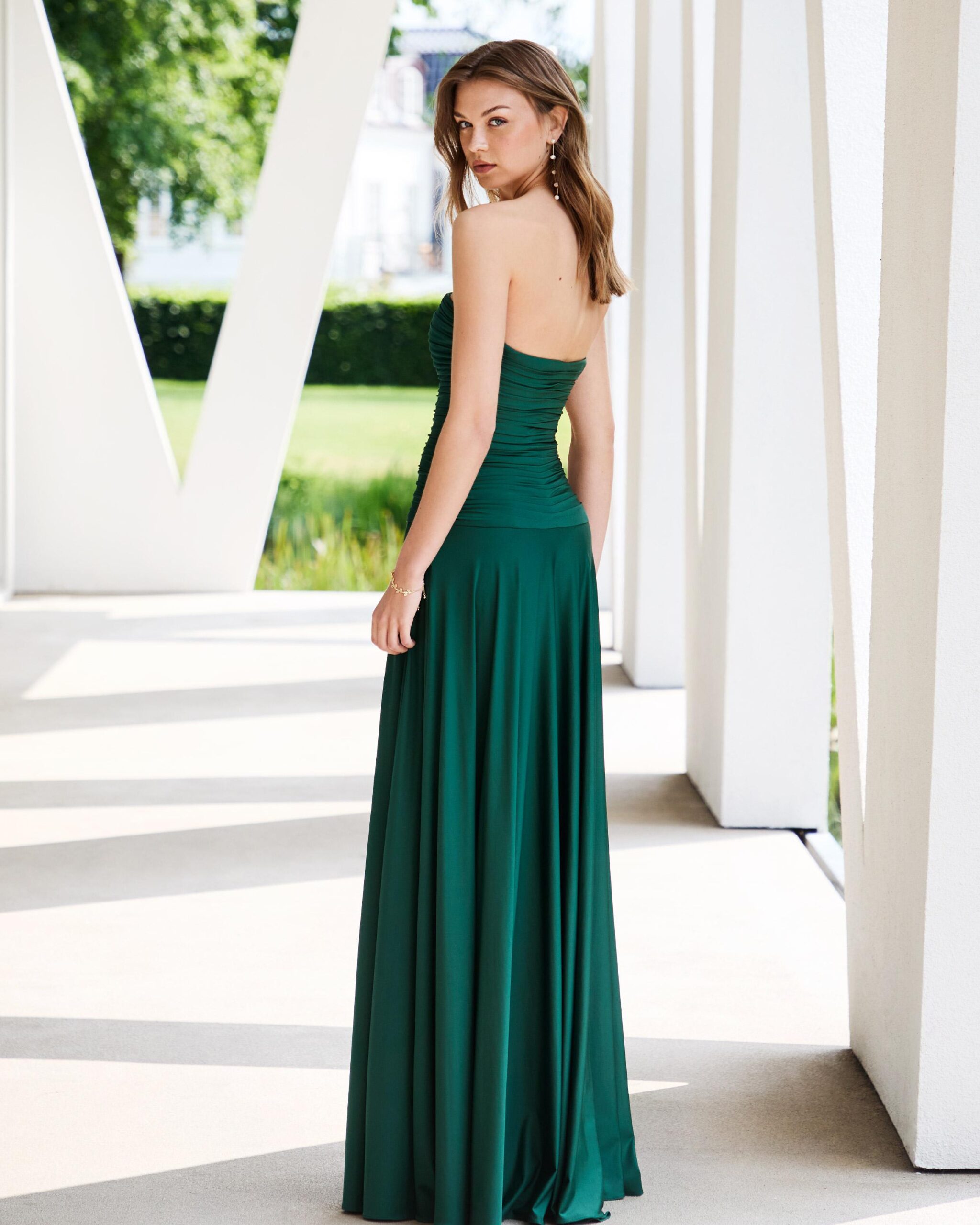 Grünes trägerloses Kleid für Hochzeitsgäste.