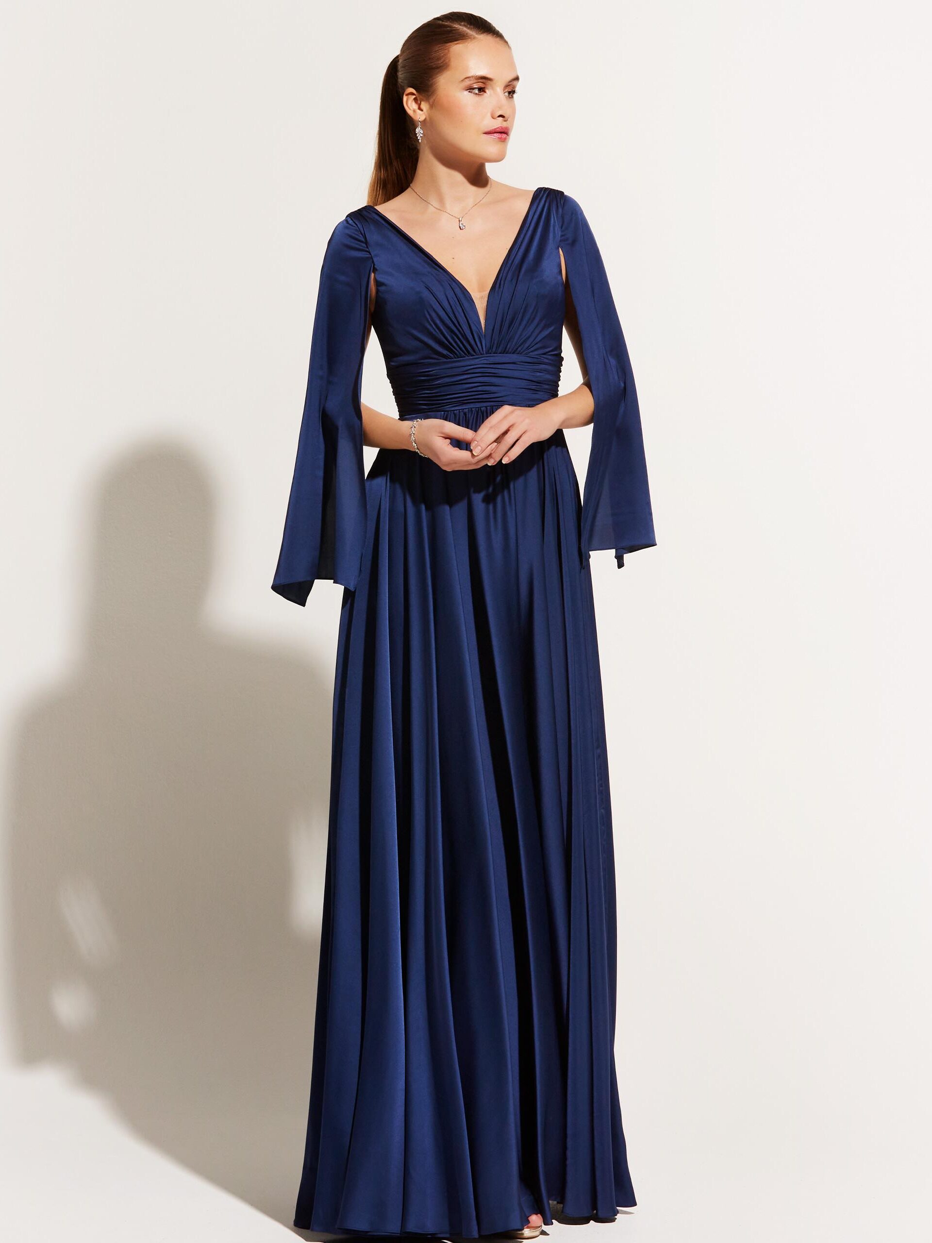 Elegantes dunkelblaues Kleid für Hochzeitsgäste.