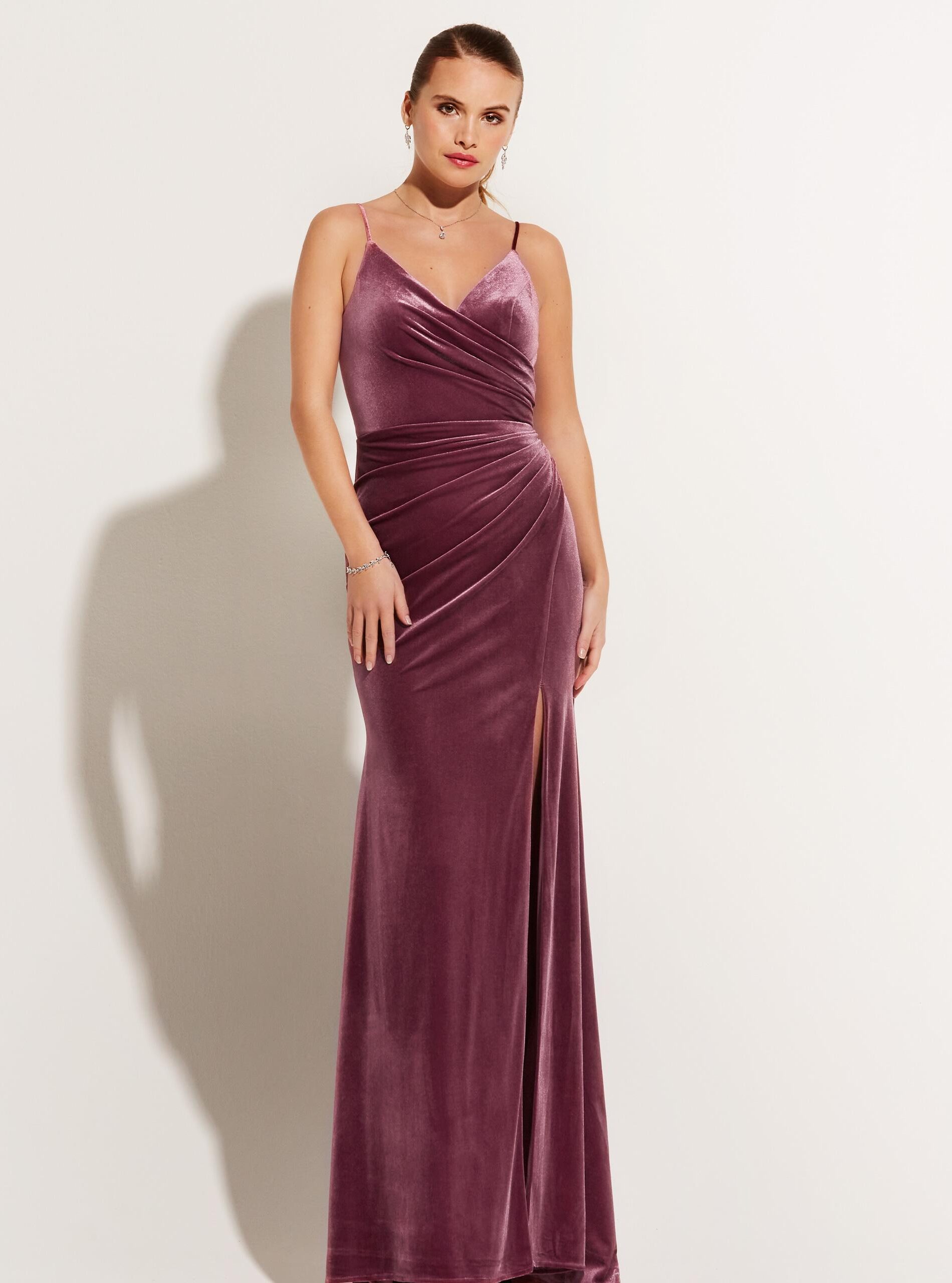 Festtagsmode aus Rosa Samt, erhältlich bei Zauberbraut.