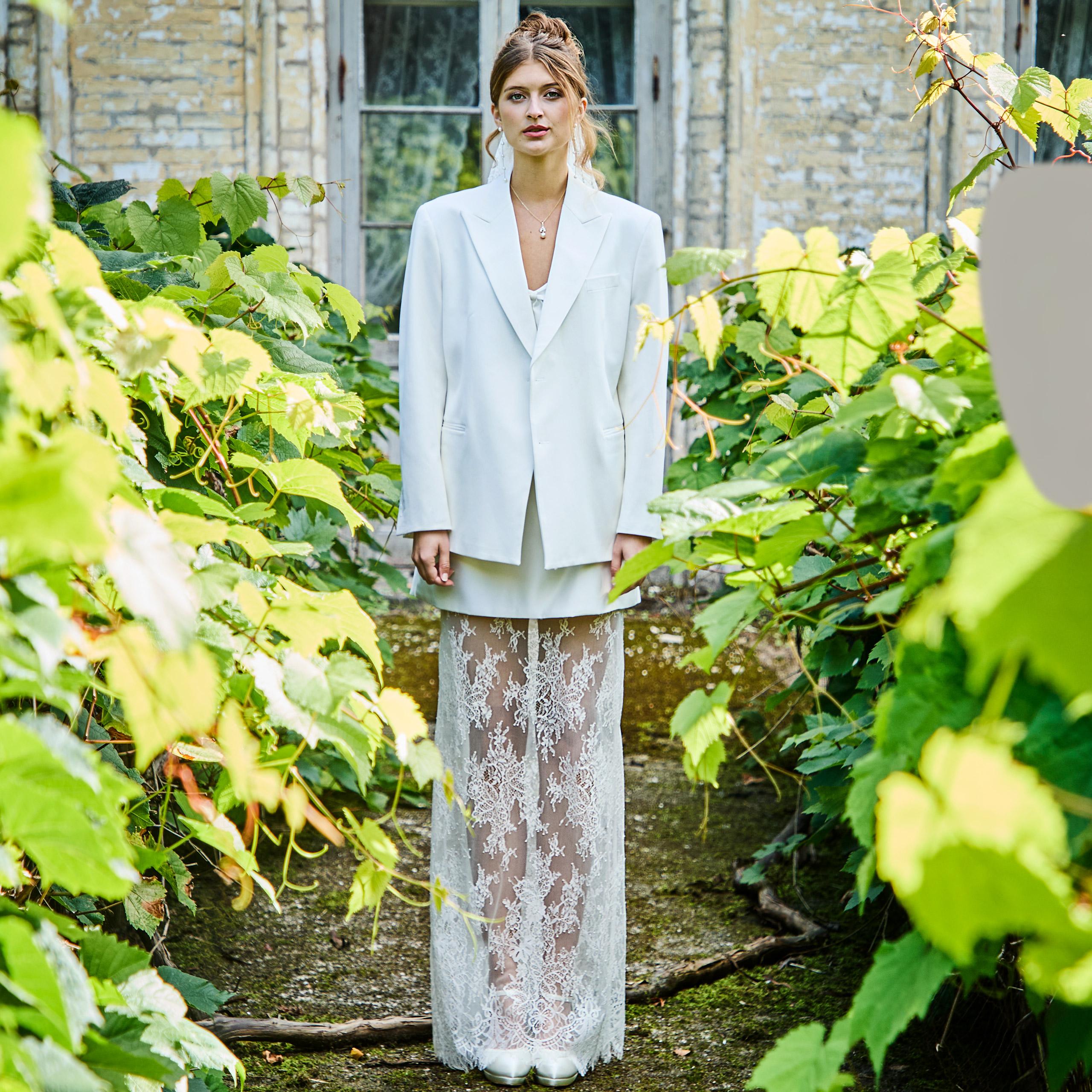 Modernes Outfit mit Blazer in Weiss fürs Ziviles Hochzeit.