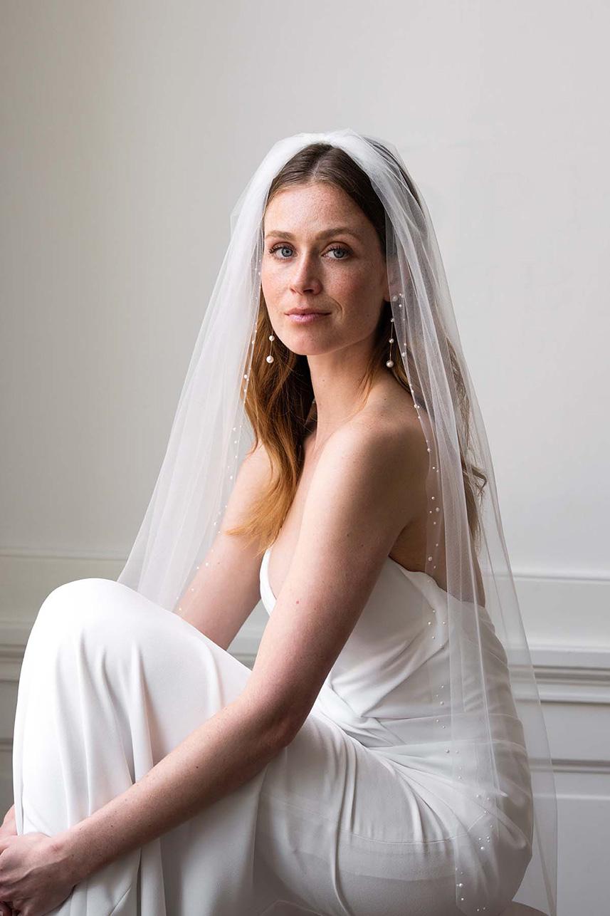 Schleier mit Perlen Details, finde passende Brautaccessoires in Zürich bei Zauberbraut