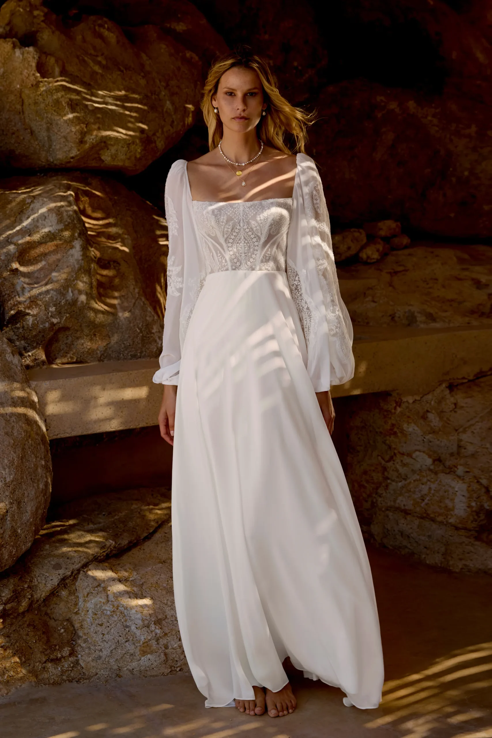 Tolles Brautkleid mit moderner Stickerei, minimalistisch und elegant in A-Linie aus der neuen 2027 Brautkollektion