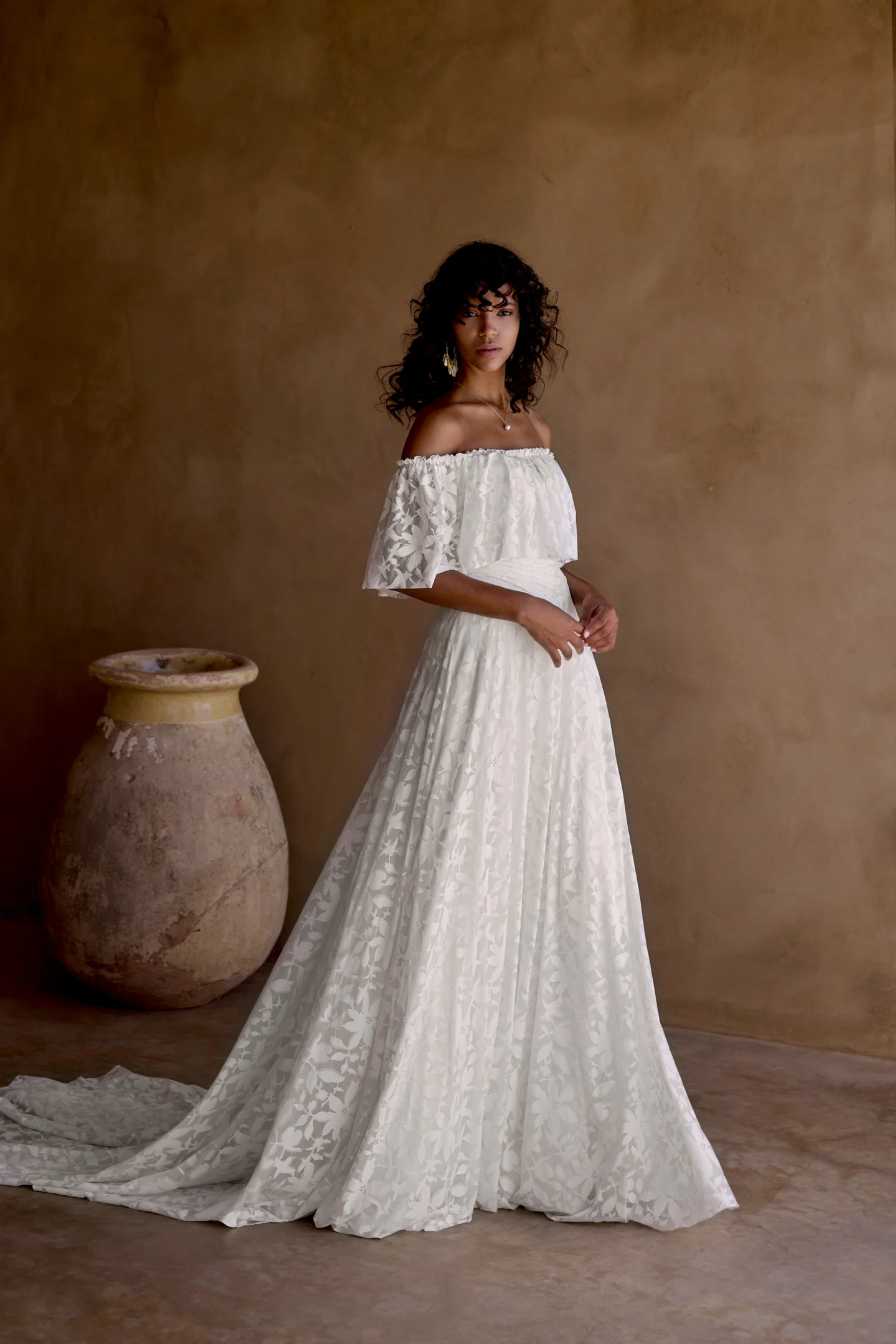 Braut in einem Boho-Hochzeitskleid von der 2027 Kollektion von Lilliane West